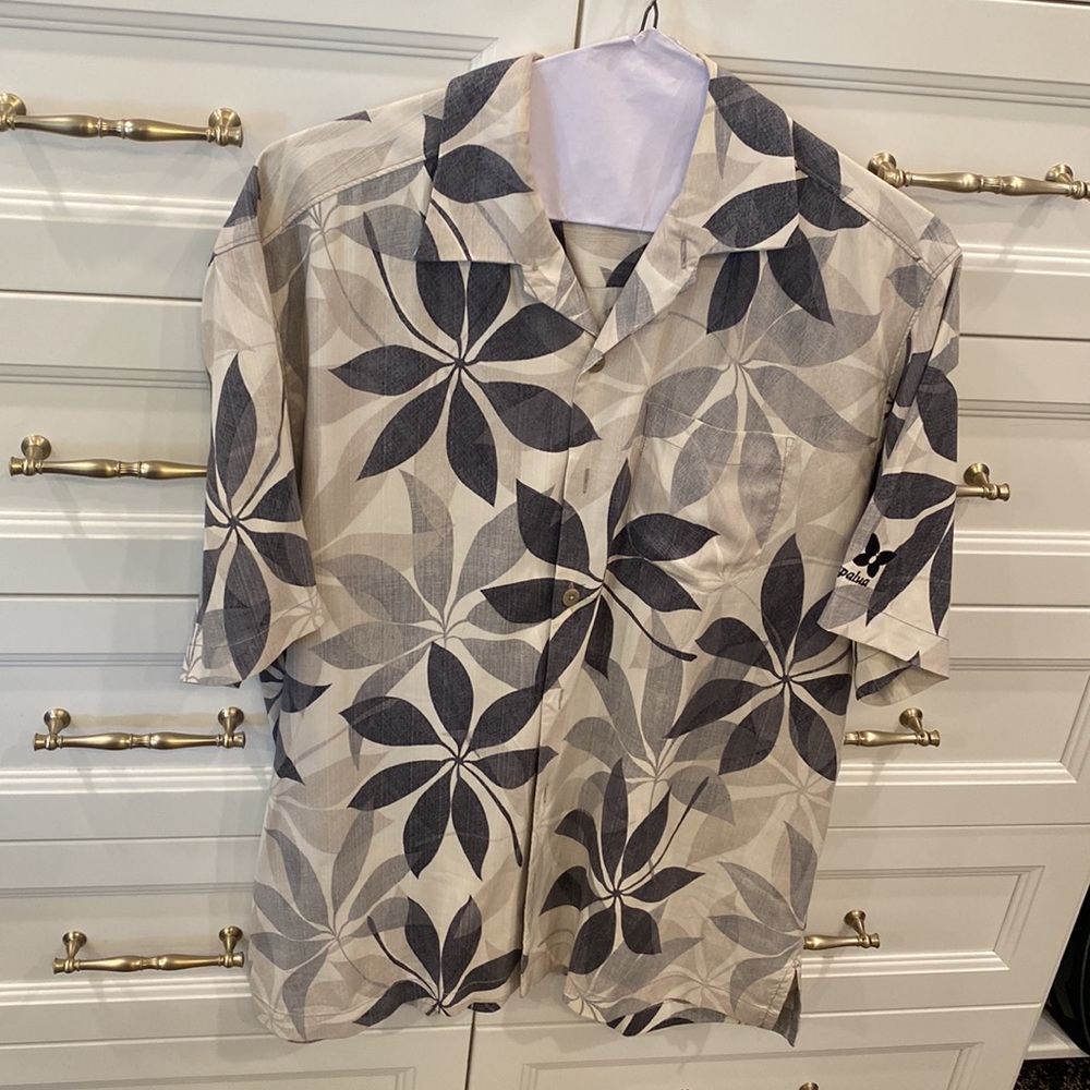 Tommy Bahama Shirt
Men's Short Sleeve 100% Silk
Hawaiian 
Button Down
size M